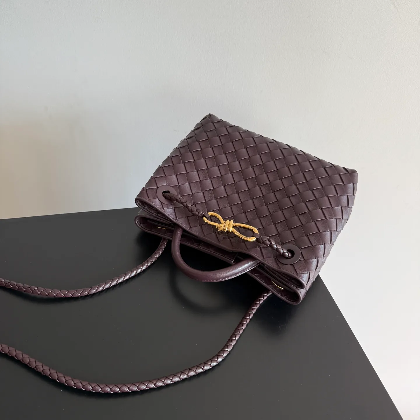 The 2023 new Andiamo batch of 1860 BV has been shipped‼ ️Really popular🔥The new Andiamo woven handbag launched by Bottega Veneta this season is really popular all over the world! ! Celebrities at home and abroad have worn it, and Oscar-winning actress Michelle Yeoh has taken it out on the street. Song Jia, Trai Yara, Yu Feihong, Sanji Ayaka, Rosie Hunting-Whiteley, Yoshioka Riho, etc. have all picked up this bag. It is classic and versatile, showing off its temperament, and the bag capacity is also large, which is very convenient for daily commuting! ! A variety of carrying methods, the shoulder straps can be adjusted by yourself, the original lambskin feels soft and delicate, and the unisex style breaks gender boundaries and brings a more practical and longer-lasting use experience. Andiamo, which has both elegant and casual styles, perfectly interprets the true appearance of "fashionable old money style". Style number: 743568 Size: 25*22*10.5cm